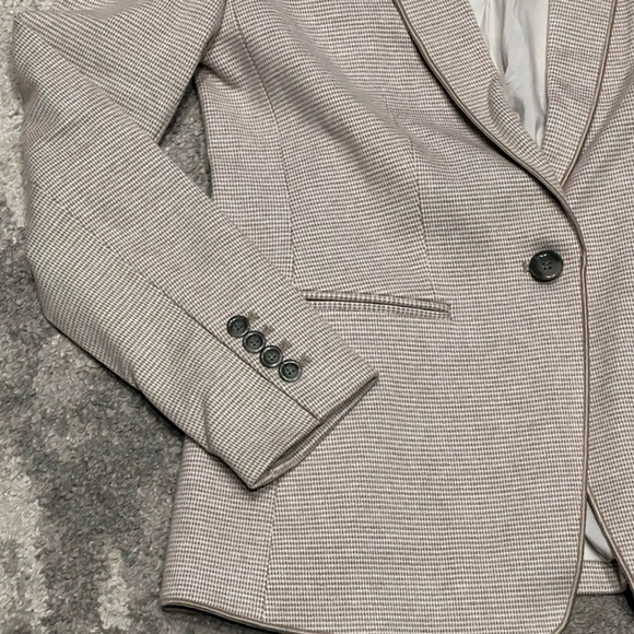 Ann Taylor white and tan micro houndstooth pattern classic blazer - Picture 3 of 8